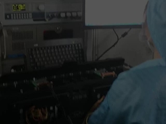 Vervaardigers testapparatuur voor het opladen van een voedingsadapter